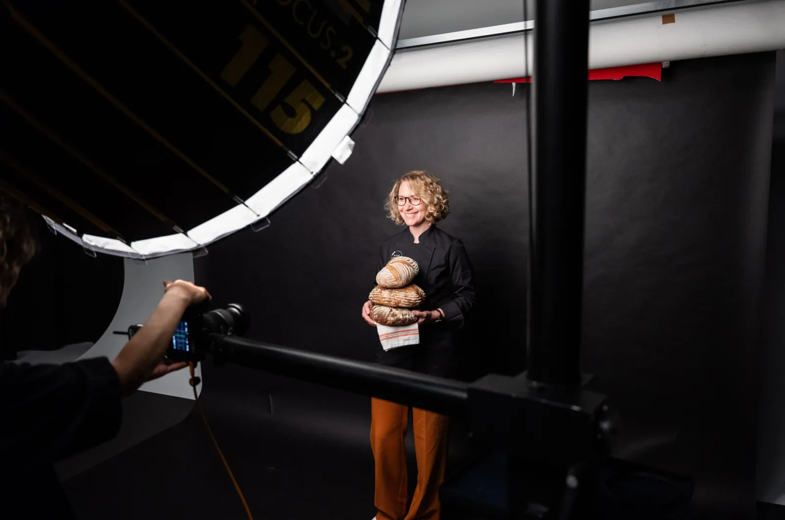Dark & Moody: Wenn Brotkunst auf High-End-Fotografie trifft
