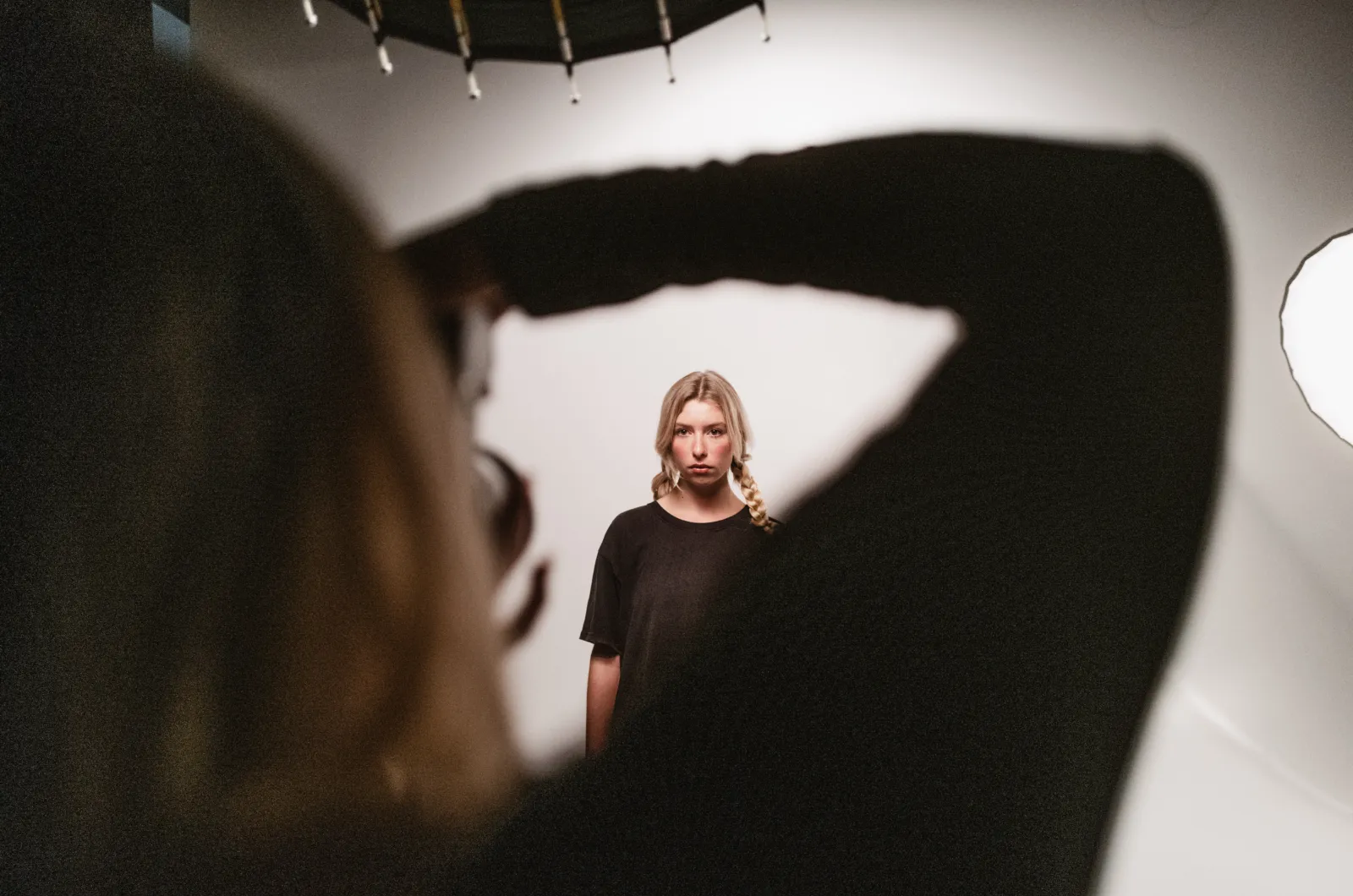 Reduktion, Präzision, Charakter: High-End Editorial-Shooting im Leica Fotostudio