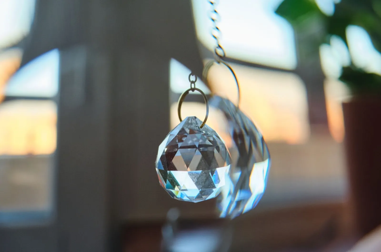 Light catchers: Discovering the physics of colors in a playful way